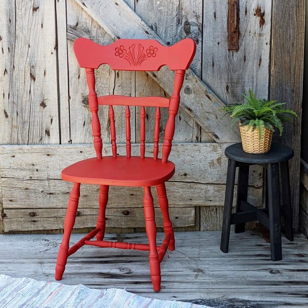 Chaise rouge en bois au dossier sculpté